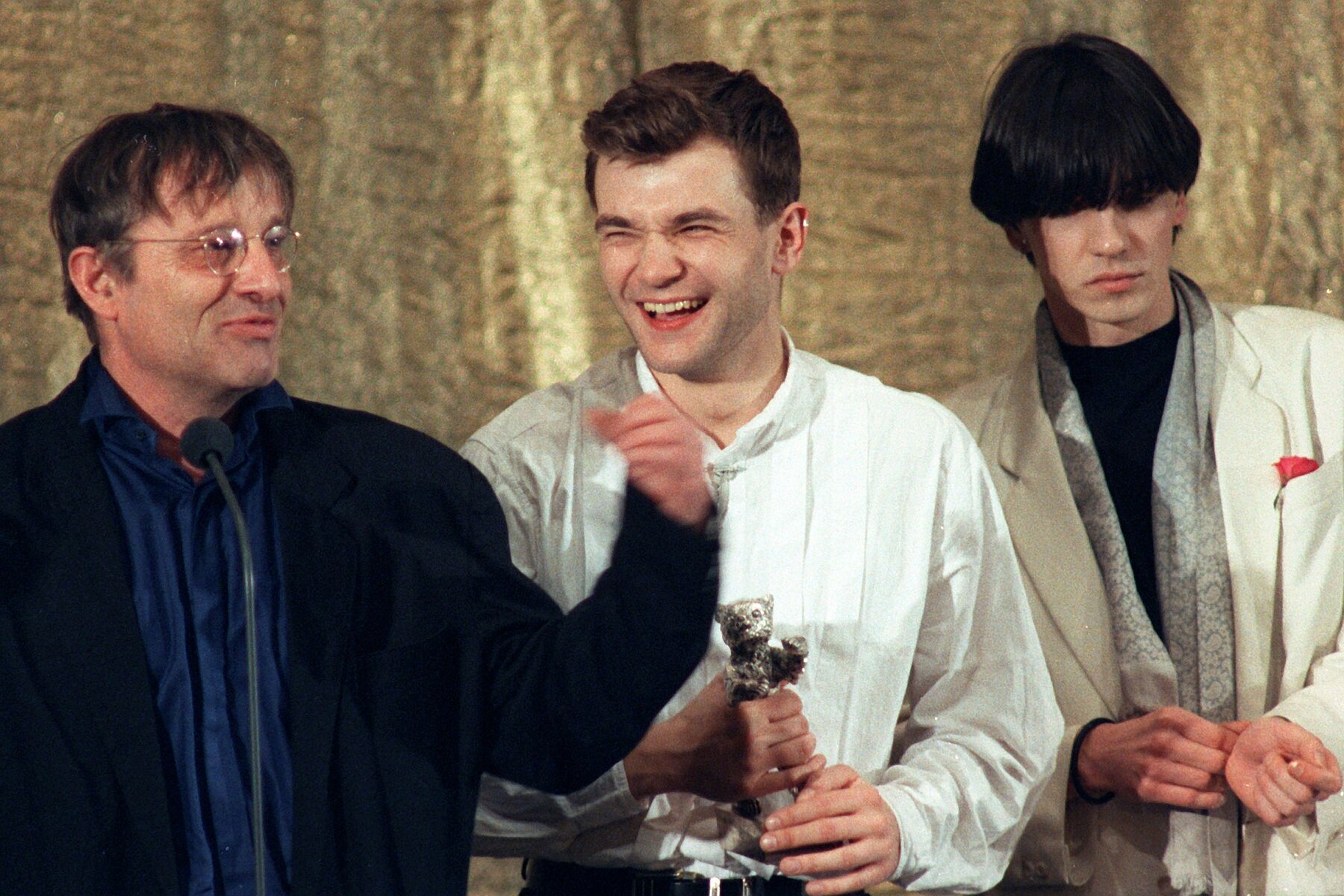 Director Heiner Carow and the two leading actors of the film Coming Out receive the silver bear. 