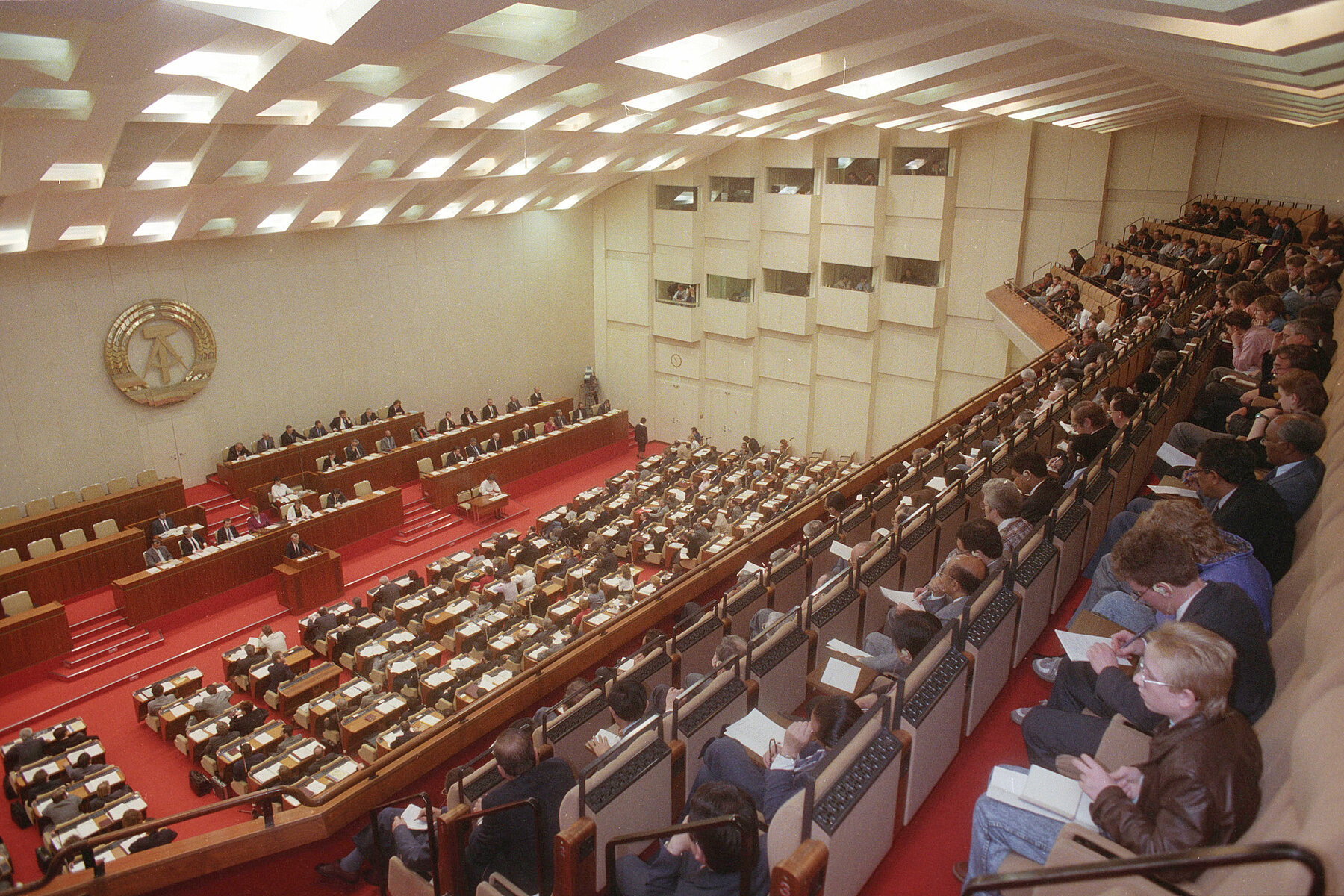 Die Abgeordneten der Volkskammer sitzen im Plenarsaal im Palast der Republik.