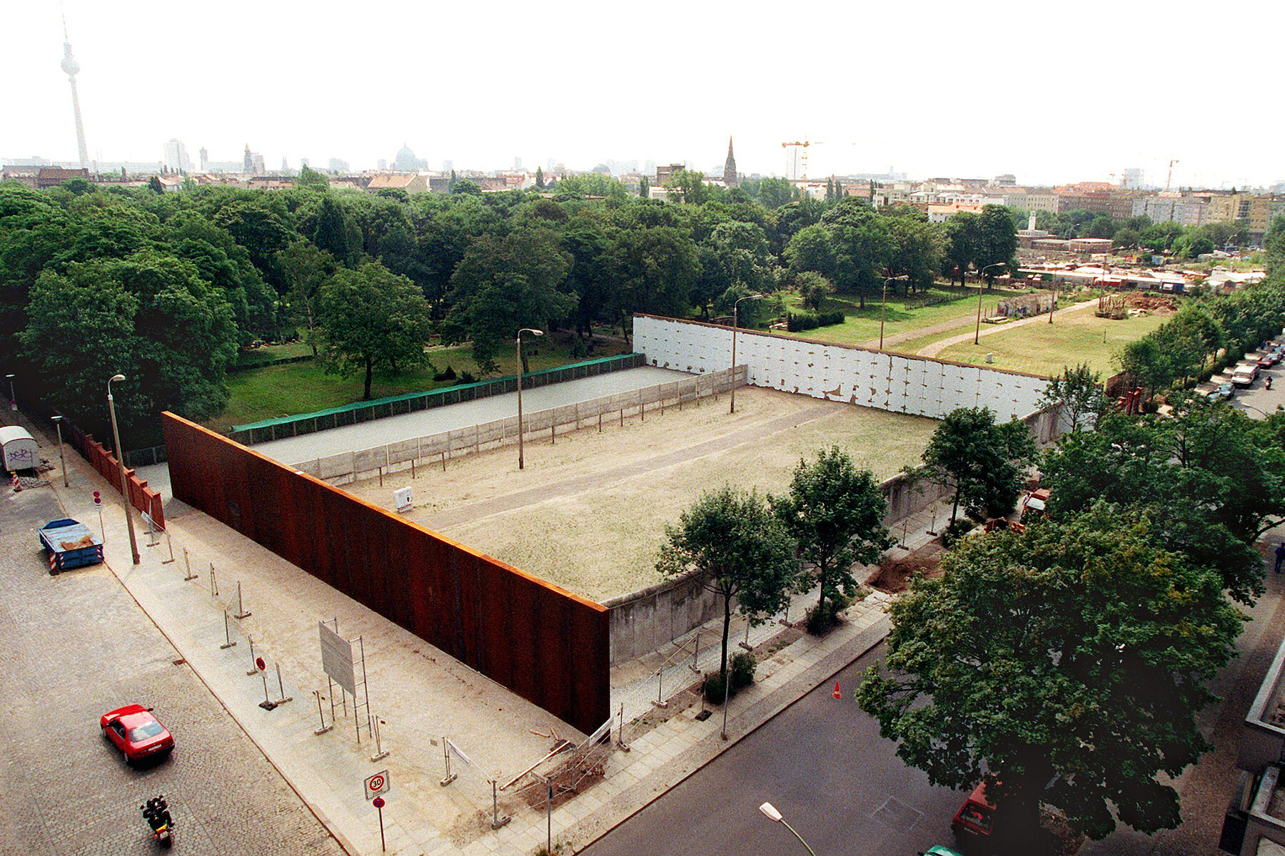 Luftaufnahme der erhaltenen Grenzbefestigung in der Gedenkstätte Berliner Mauer. 