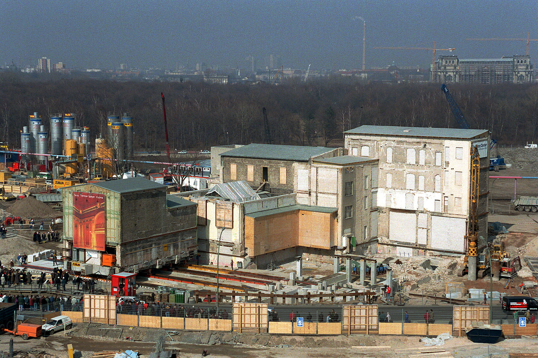 Der Kaisersaals aus dem ehemaligen Hotel Esplanade wird auf Schienen einige Meter weiter an einen neuen Standort verschoben.