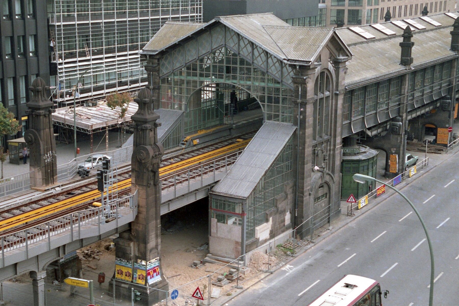 Der Hochbahnhof Bülowstraße von oben mit gelbem Gleisbett. 