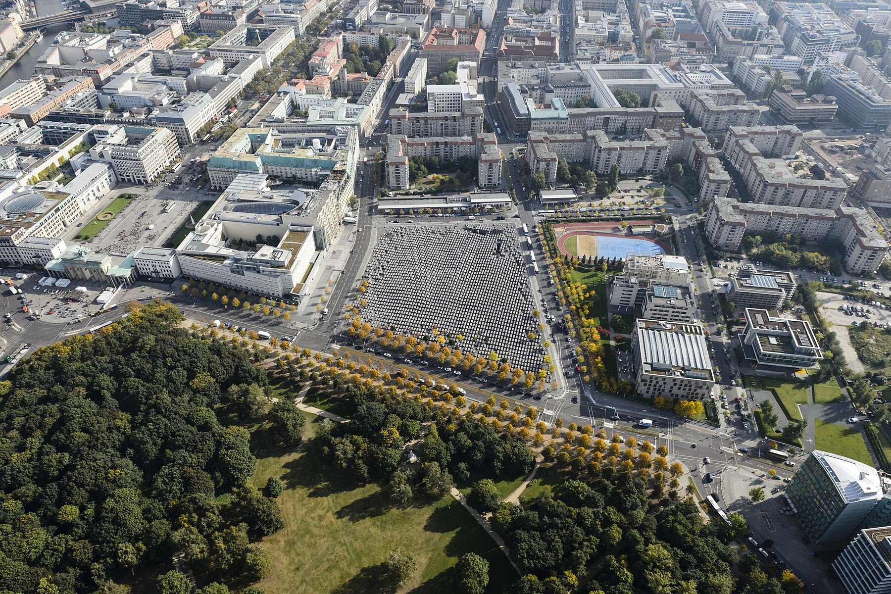 Das Holocaust-Mahnmal und das umliegende Regierungsviertel aus der Luft. 