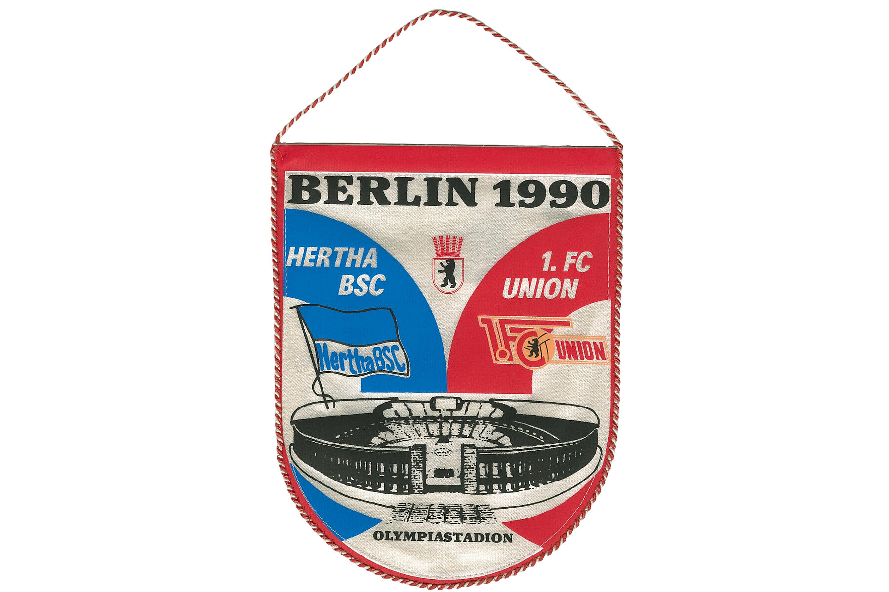 Wimpel mit mit einer mittigen Abbildung des Olympiastaidions. Auf der linken Seite bfindet sich blaue Werbung für Hertha, auf der rechten Seite rote Werbung für Union. Oben steht der Schriftzug: Berliln 1990.