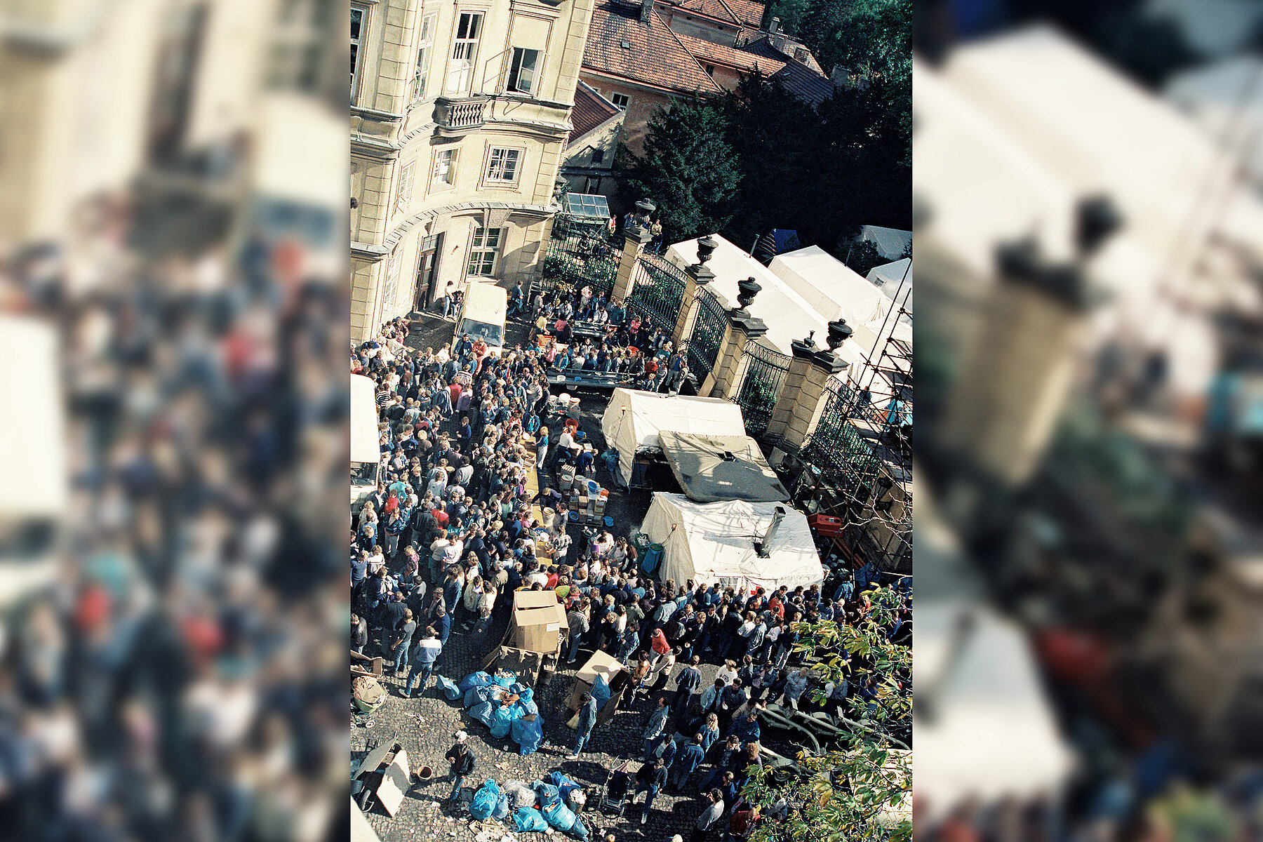 Im Garten der bundesdeutschen Botschaft in Prag kampieren dichtgedrängt Menschen.