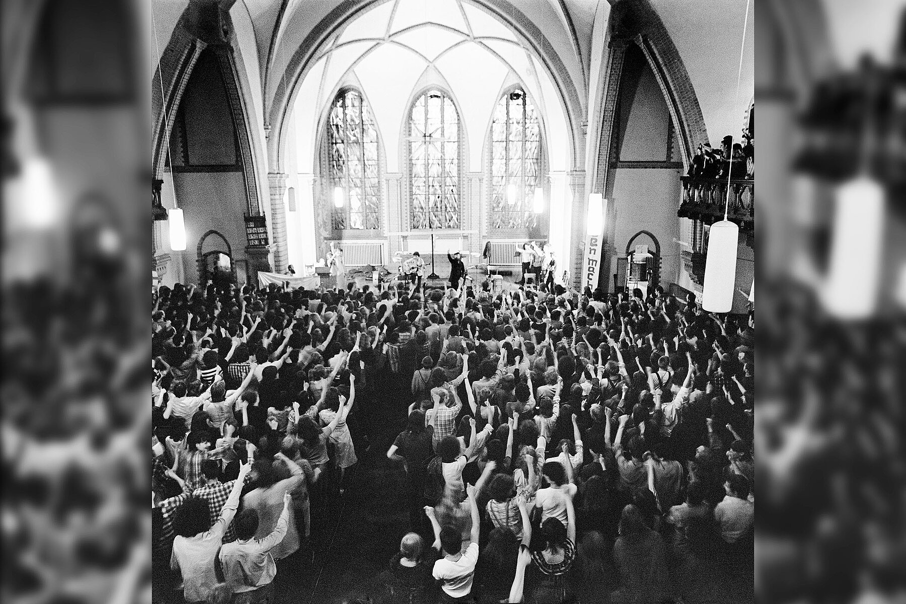 Besucherinnen und Besucher einer Bluesmesse sitzen im vollen Innenraum der Samariterkirche.