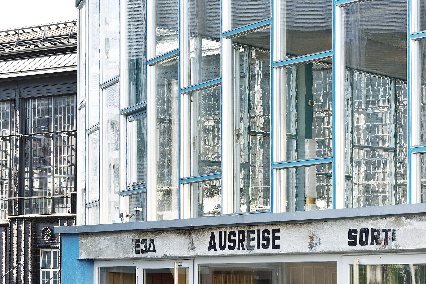 Nahaufnahme der Fenster und des oberen Eingangsbereiches des Tränenpalast mit der deutschen, russischen und französischen Aufschrift: Ausreise.