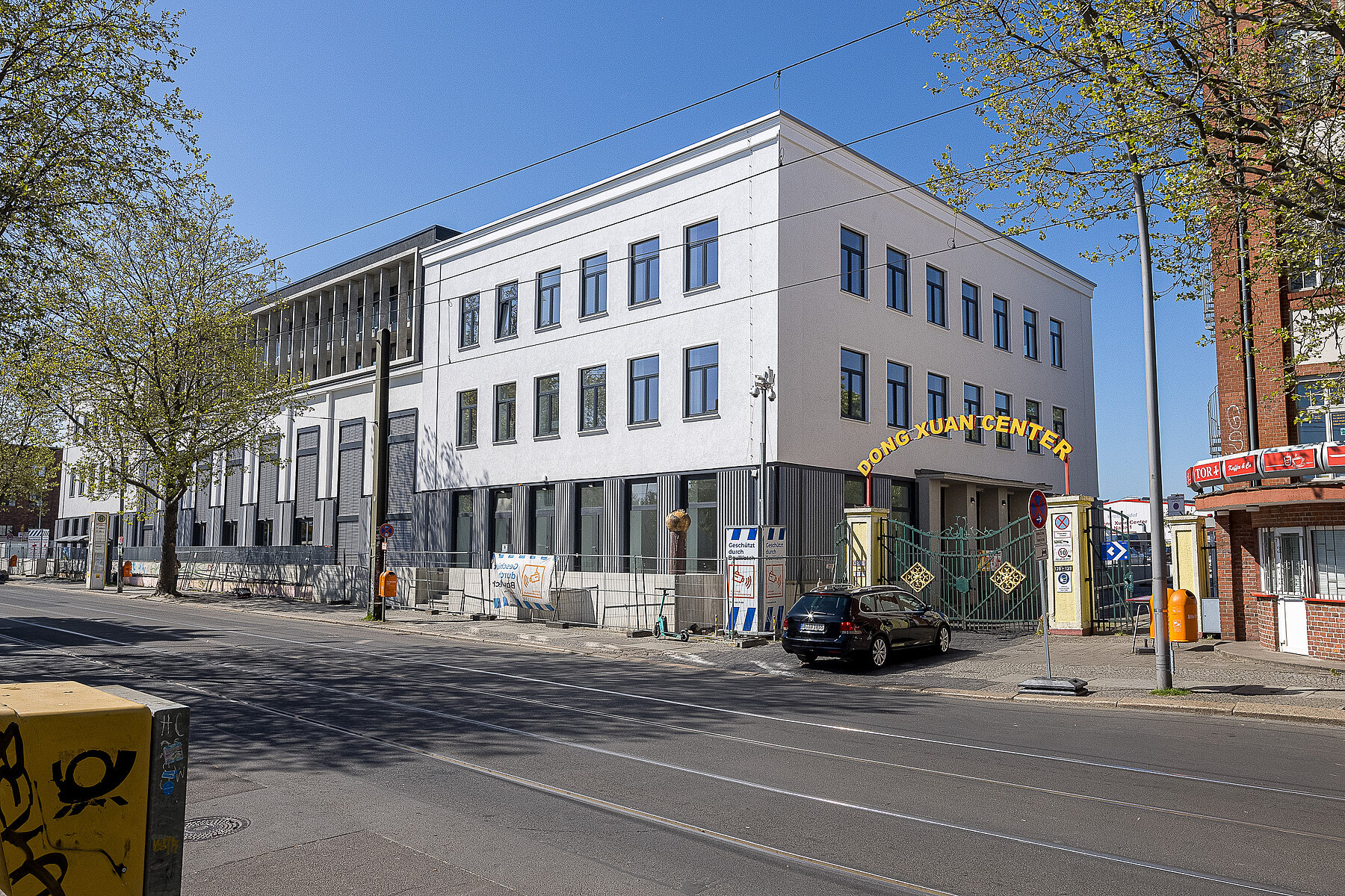 Einfahrt zum Dong Xuan Centre zwischen zwei Gebäuden, davor eine Straße.