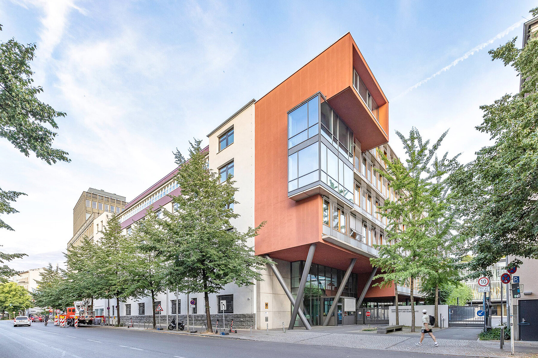 Das ehemalige Gebäude der Ständigen Vertretung der Bundesrepublik Deutschland bei der DDR mit einem modernen roten Anbau an der rechten Seite.