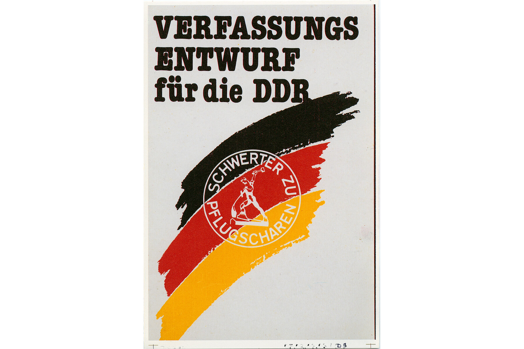 Der Verfassungsentwurf für die DDR: Auf der Vorderseite sind die Farben Schwarz-Rot-Gold in Pinselstrichen dargestellt. Darüber liegt das Logo Schwerter zu Pflugscharen mit einer muskulösen Figur, die ein Schwert zu einem Pflug umschmiedet.
