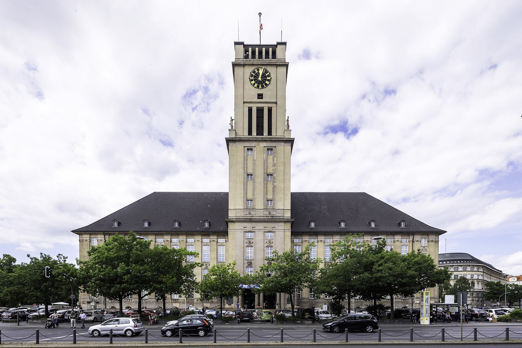 Das Rathaus Schöneberg mit einer Straße und Autos im Vordergrund.