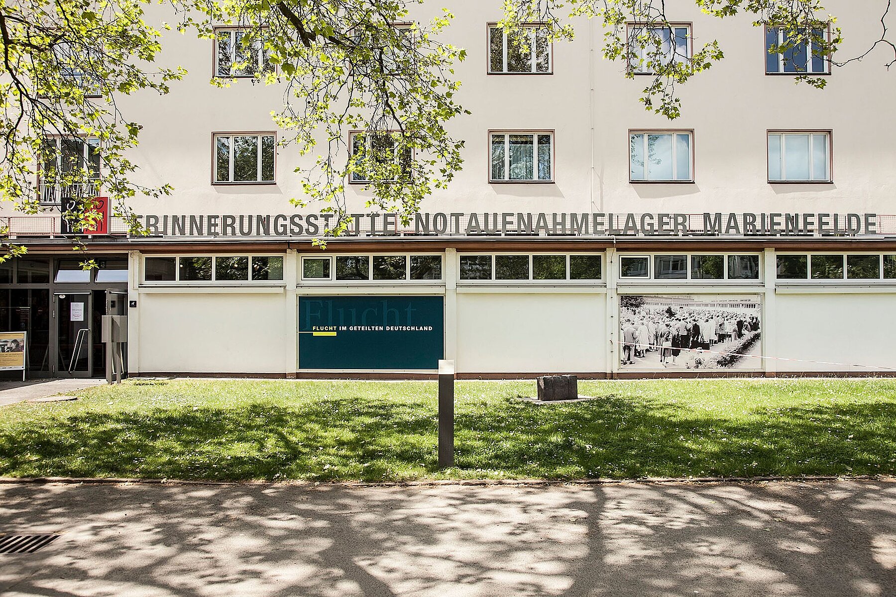 Front view of building with inscription Erinnerungsstätte Notaufnahmelager Marienfelde.