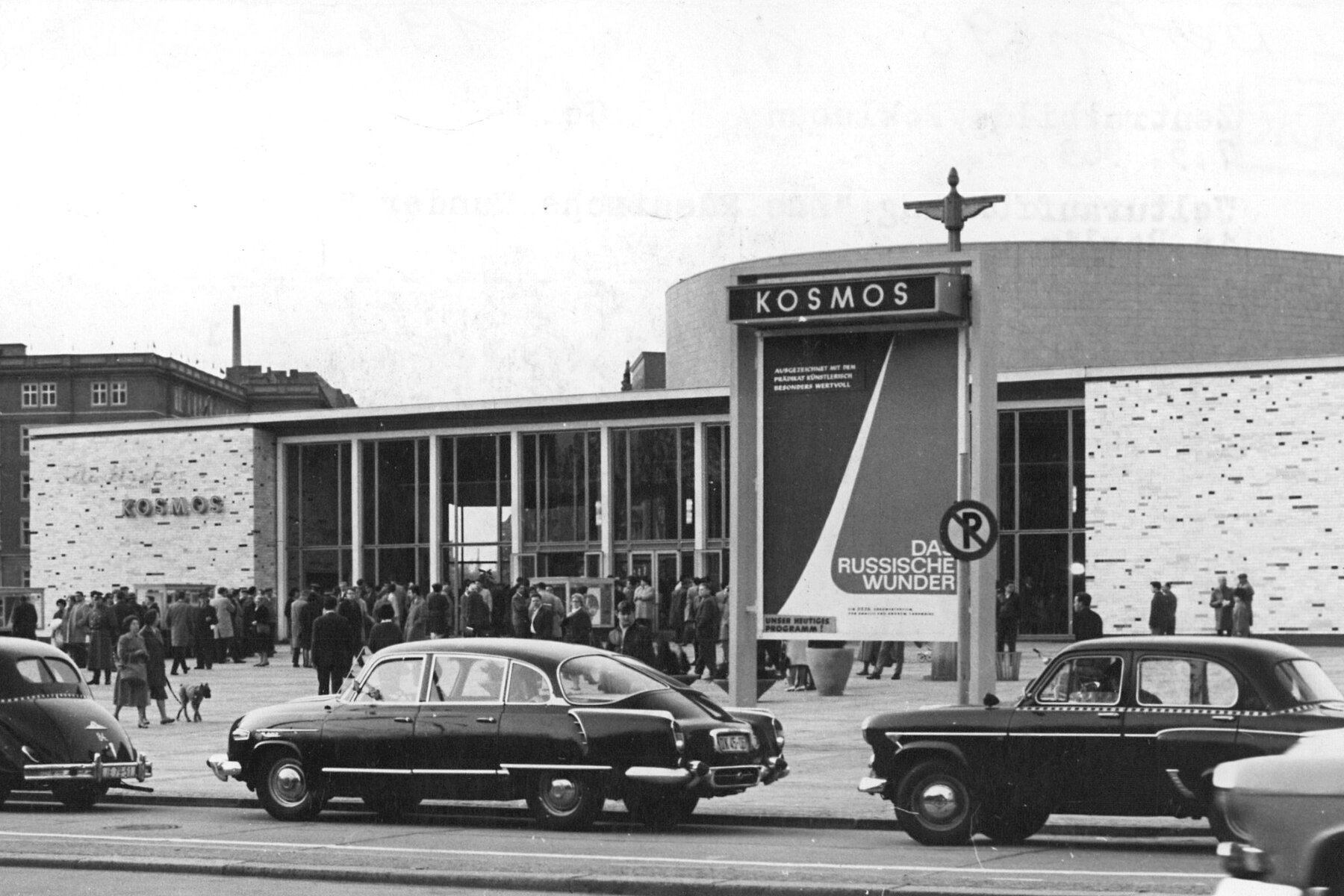 Autos und Personen vor dem Kino Kosmos.
