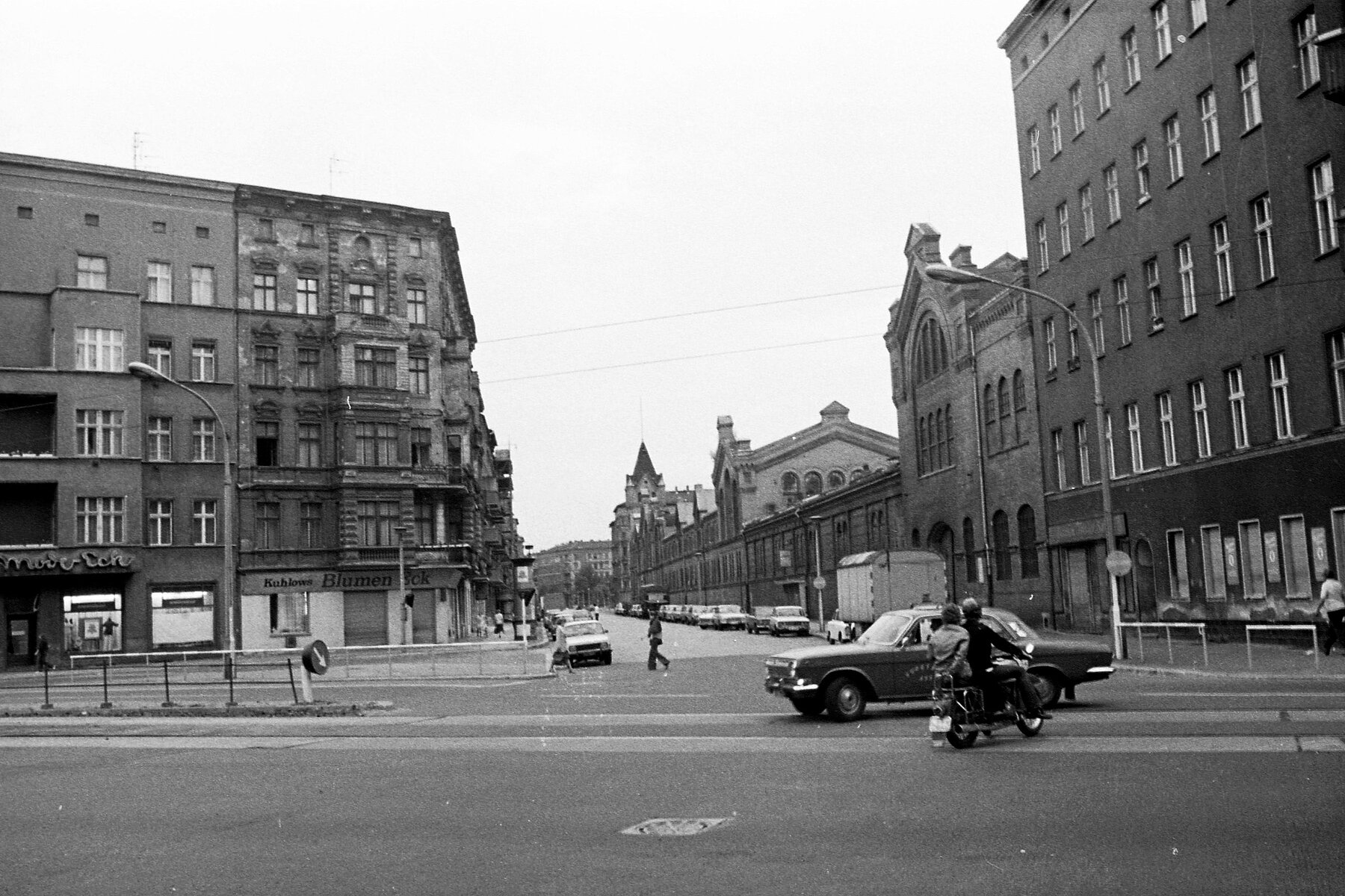 Straßenecke im Prenzlauer Berg mit Eingang und Außenfront der Kulturbrauerei auf der rechten Seite.