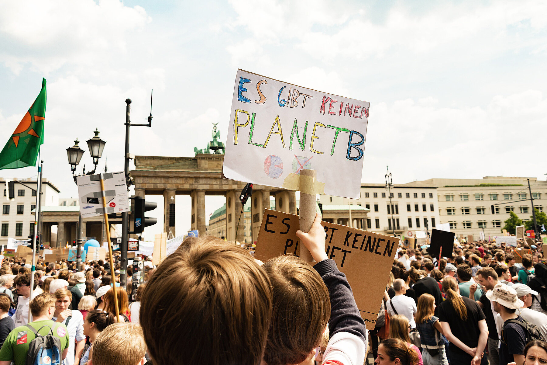 Pupils demonstrate for climate protection in front of the Brandenburg Gate. A sign in the foreground reads There is no planet B. 