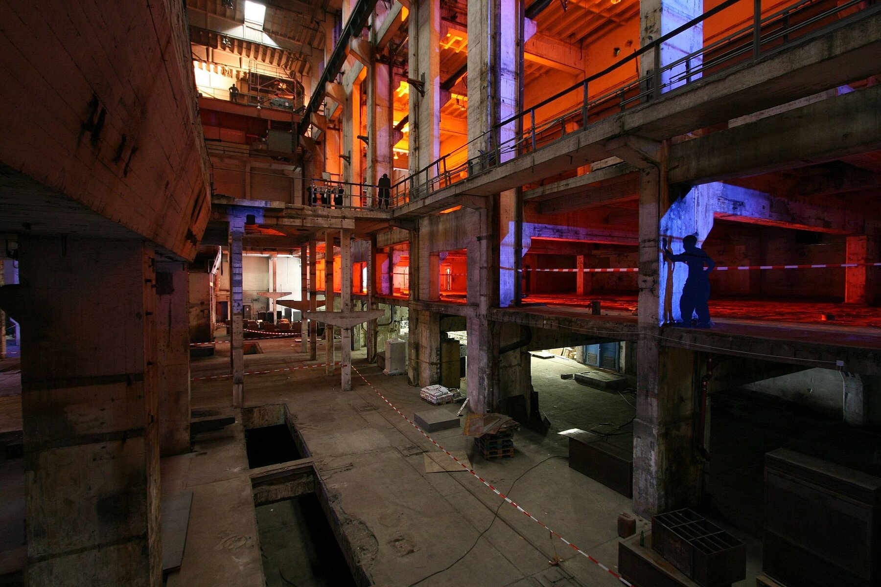 Ein langgezogener Fabrikraum aus Stahlbeton mit zwei Ebenen.