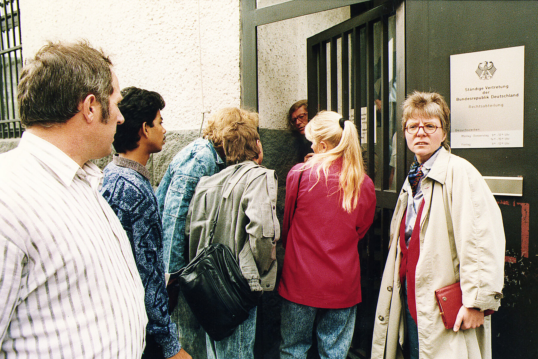 Menschen stehen an der Eingangstür der Ständigen Vertretung.