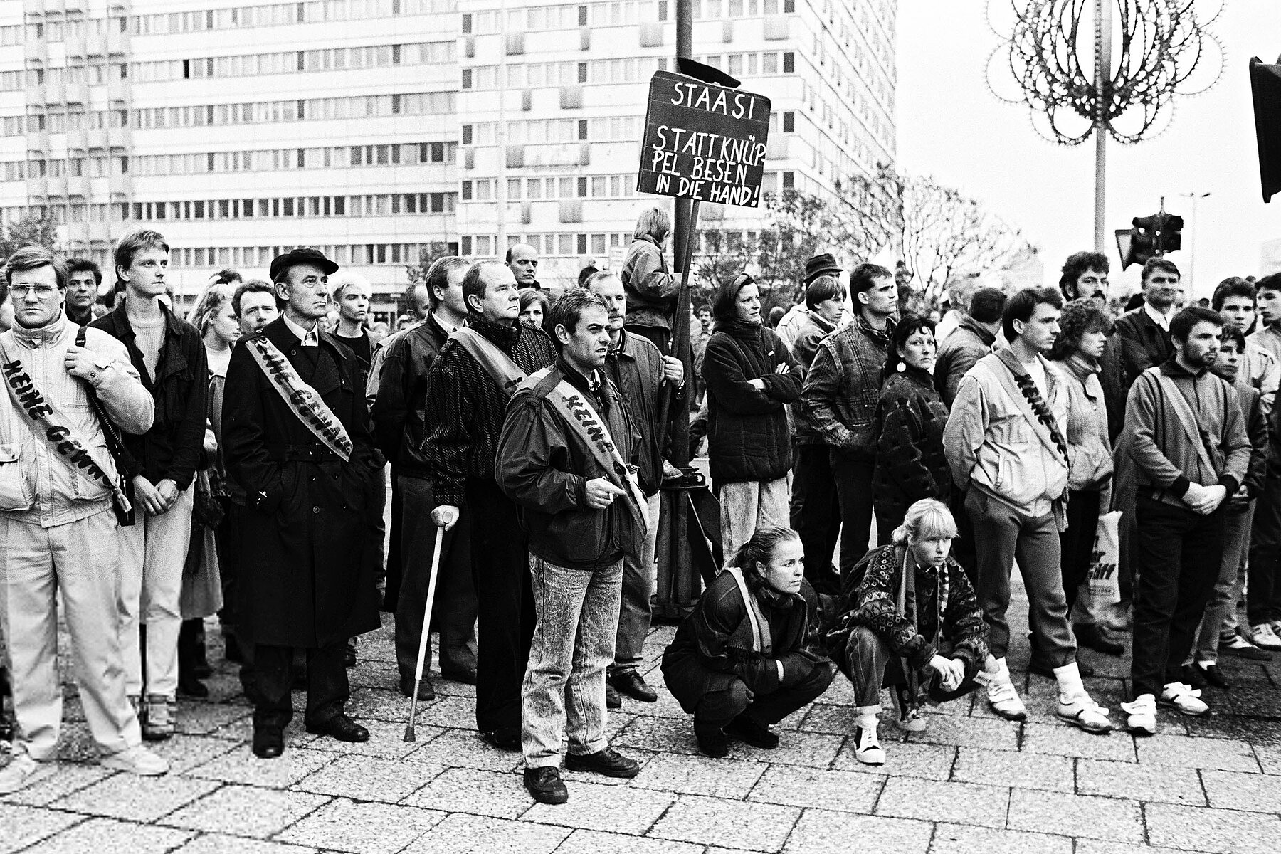 Künstlerinnen und Künstler, die die Demonstration organisiert haben, arbeiten als Ordner. Zur Erkennung tragen sie Schärpen mit der Aufschrift Keine Gewalt. 