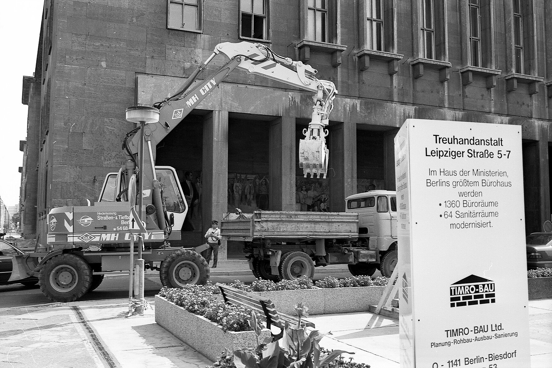 Construction work in front of the headquarters of the Treuhandanstalt.