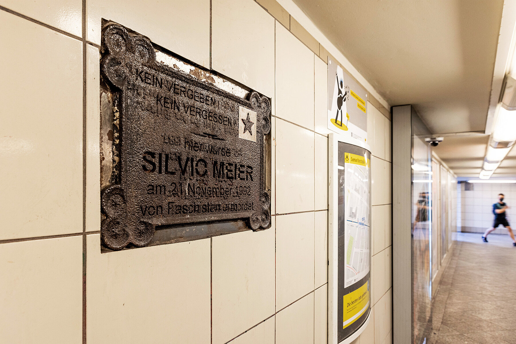 Gedenktafel für Silvio Meier auf der Zwischenebene des U-Bahnhofs. Auf ihr steht: Kein Vergeben, kein Vergessen. Hier wurde Silvio Meier am 21. November 1992 von Faschisten ermordet.