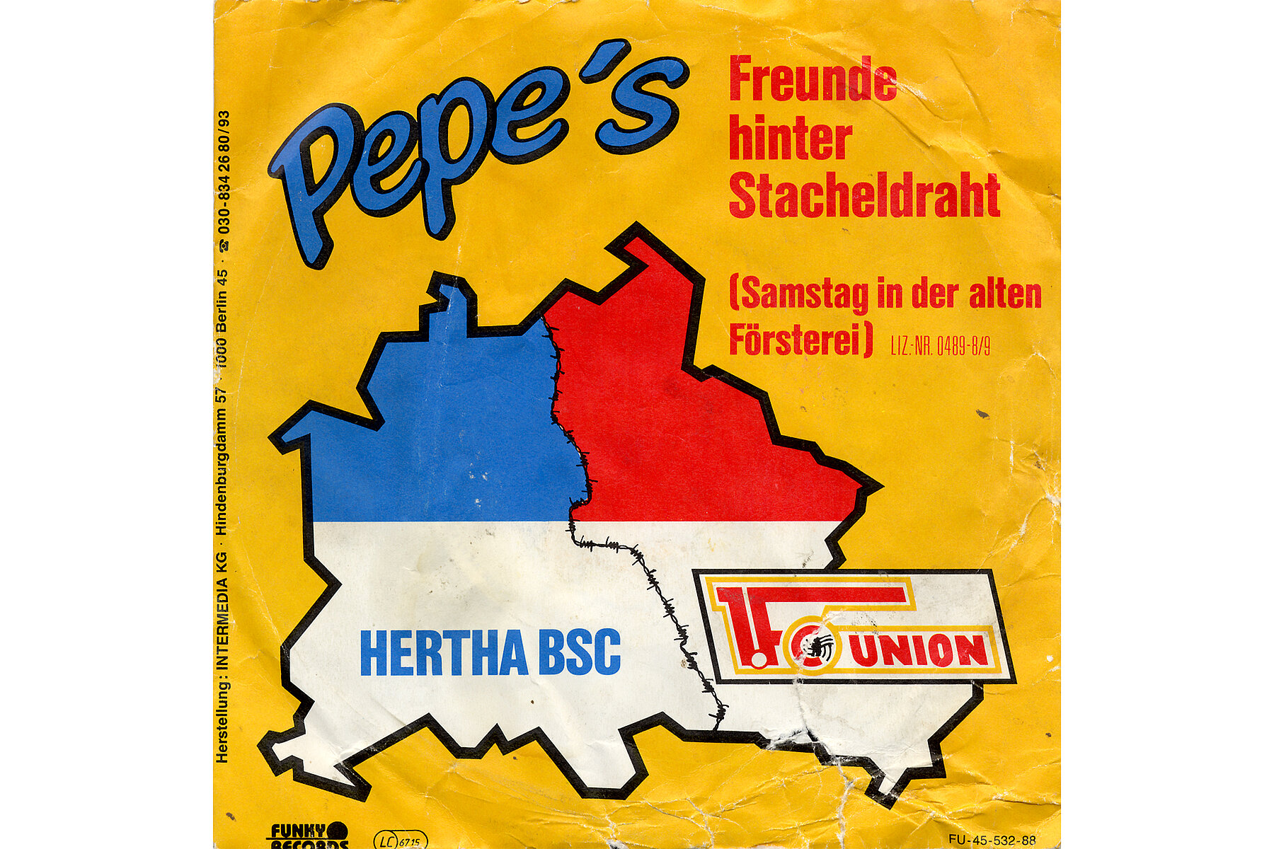 Ein gelbes Schallplatten-Cover auf dem steht: Pepe's. Freunde hinter Stacheldraht. Abgebildet ist ein Umriss des geteilten Berlins. Der Westen ist blau in den Farben Hertha ausgefüllt, der Osten rot in den Farben von Union.