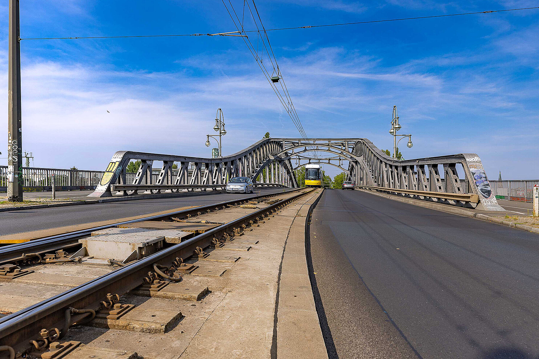 Blick auf die Bösebrücke auf Straßenebene. 