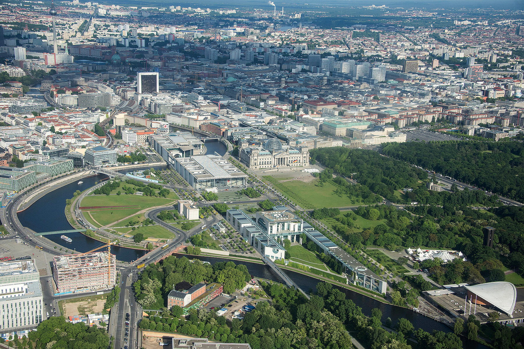 The Spreebogen with the Federal Chancellery from above.