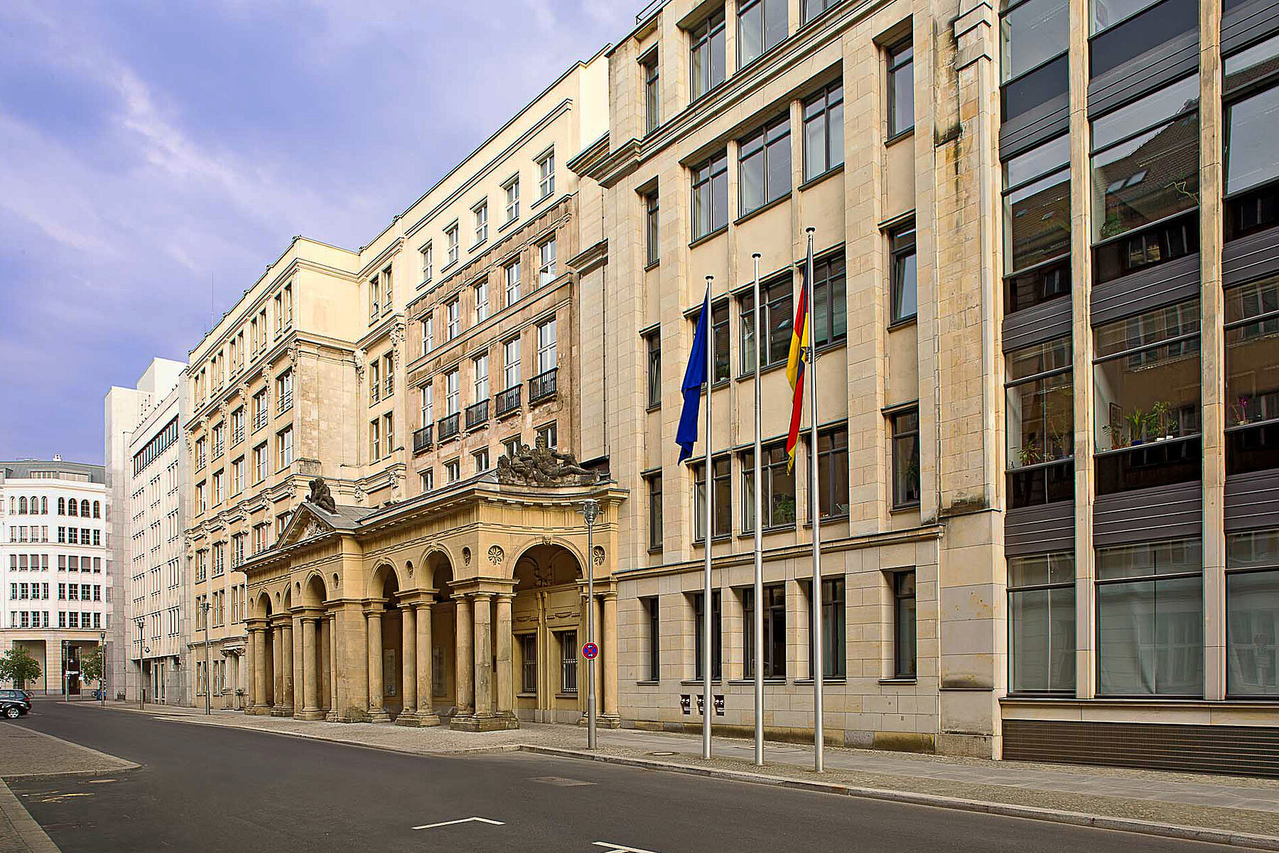 Mohrenstraße mit Häusern am linken Straßenrand. Mittig das heutige Justizministerium mit Säulen im Eingangsbereich.