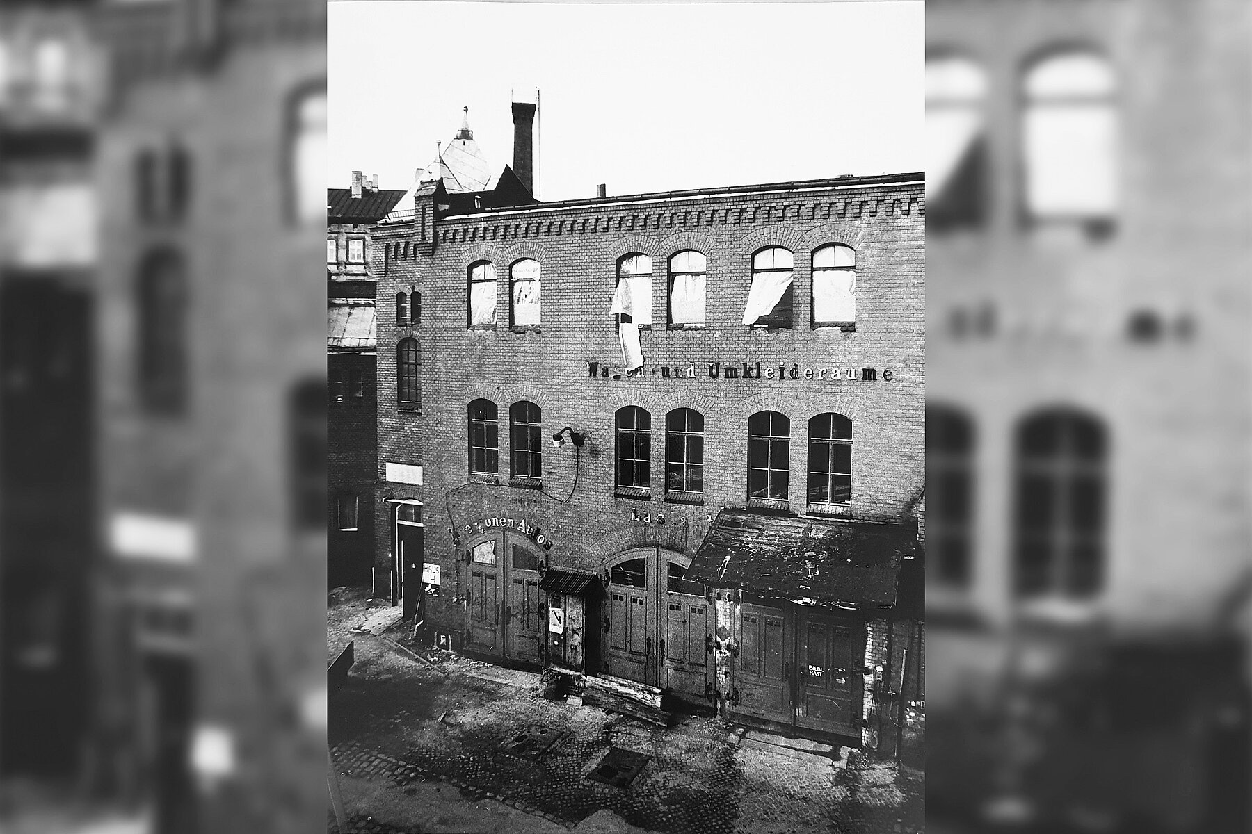 Historical photograph of the dilapidated Kulturbrauerei on the corner where the Museum in the Kulturbrauerei is now located.