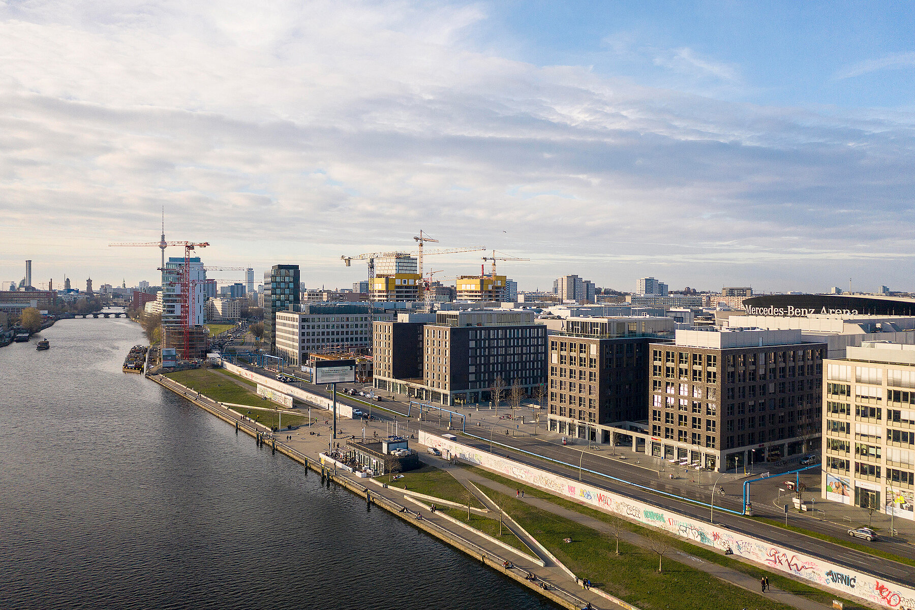 On the left the Spree, on the right the bank with the East Side Gallery and several new buildings behind it.