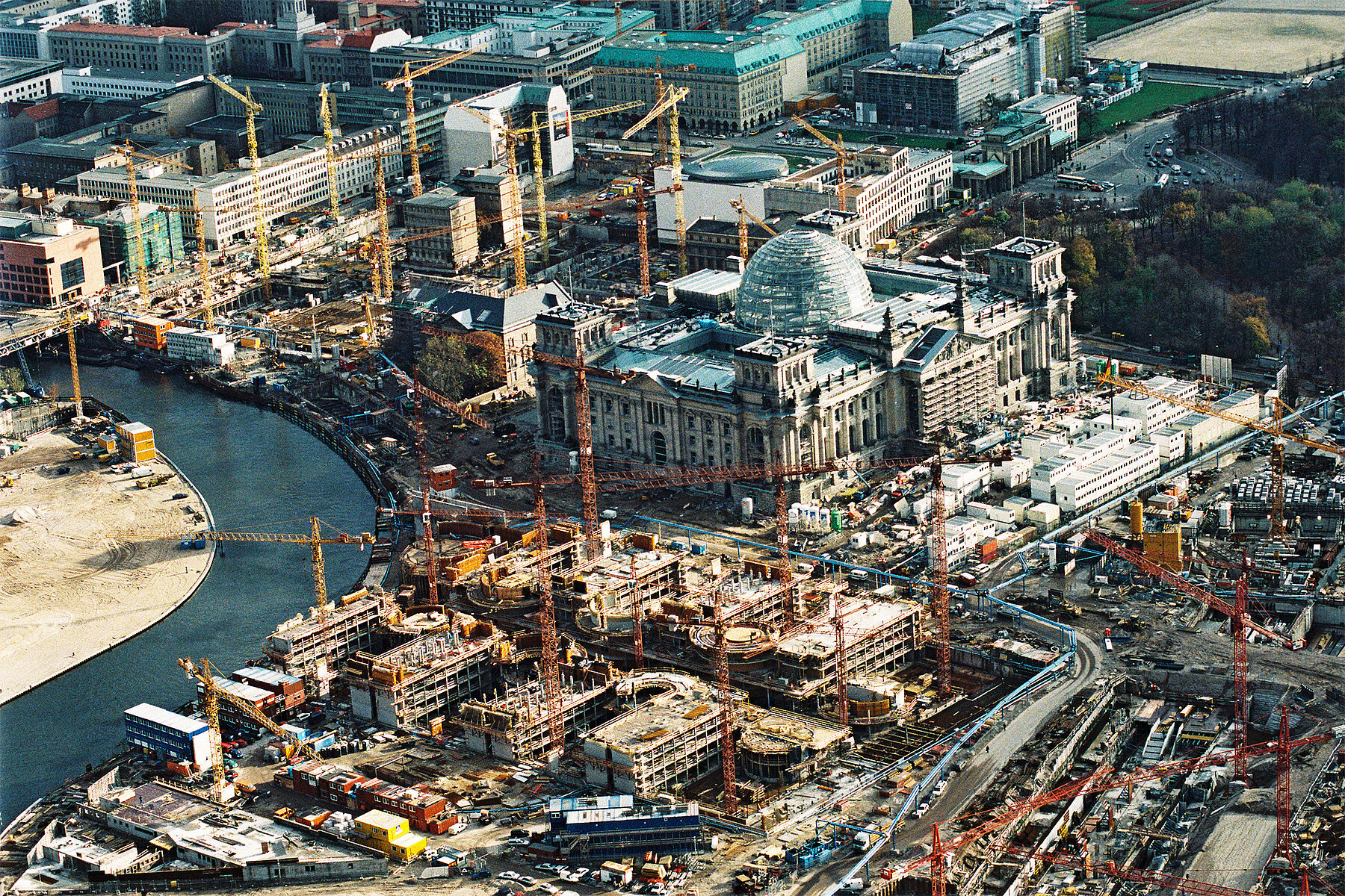 Luftperspektive der Baustelle rund um das Reichstagsgebäude. Links die Spree.